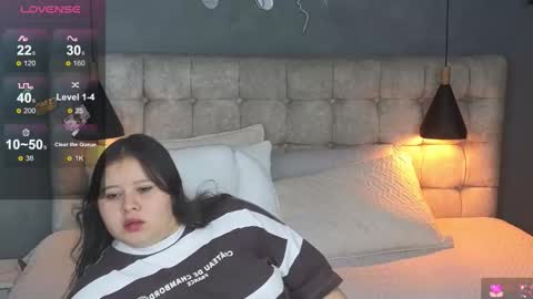 Snapshot of laia_and_aloby chatting on 12/02/25, 10:27 online show from 12/02/25, 10:27