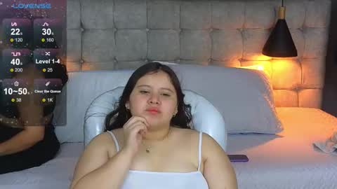 Snapshot of laia_and_aloby chatting on 12/15/25, 10:47 online show from 12/15/25, 10:47