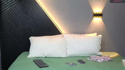 Snapshot of laia_and_aloby chatting on 02/20/26, 10:43 online show from 02/20/26, 10:43