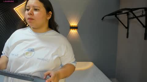 Snapshot of laia_and_aloby chatting on 03/19/26, 10:14 online show from 03/19/26, 10:14
