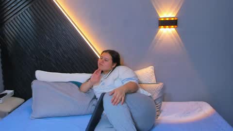 Snapshot of laia_and_aloby chatting on 03/31/26, 10:32 online show from 03/31/26, 10:32