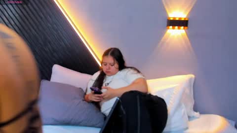 Snapshot of laia_and_aloby chatting on 04/14/26, 12:27 online show from 04/14/26, 12:27