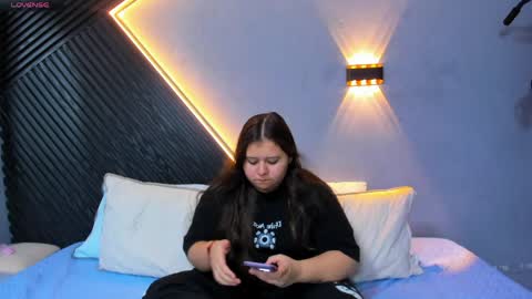 Snapshot of laia_and_aloby chatting on 05/26/26, 11:34 online show from 05/26/26, 11:34