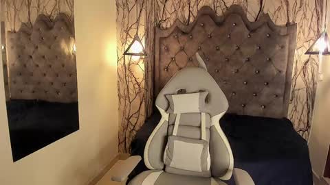 Laia online show from 12/17/24, 05:26