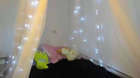 Snapshot of lalau809 chatting on 10/29/25, 12:24 lalau online show from 10/29/25, 12:24