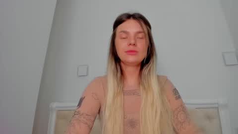 Lallie  online show from 11/04/25, 03:44