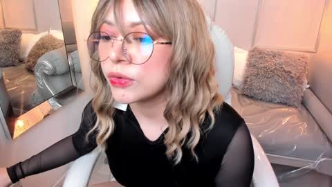 Lanna online show from 12/17/24, 02:55
