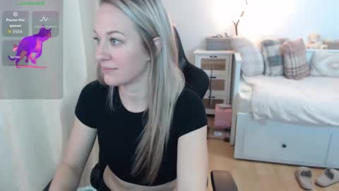 Snapshot of lara_c_rau chatting on 11/14/25, 05:22 Lara online show from 11/14/25, 05:22