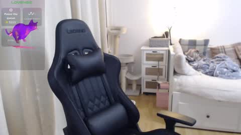 Snapshot of lara_c_rau chatting on 12/04/25, 07:44 Lara online show from 12/04/25, 07:44