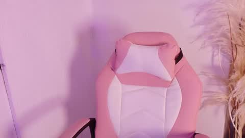 Lara Gill online show from 12/18/25, 08:48