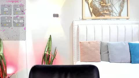 Snapshot of lara_martin chatting on 11/12/25, 07:57 700 200 online show from 11/12/25, 07:57