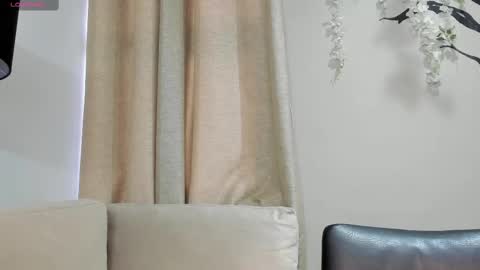 Snapshot of lara_martin chatting on 11/16/25, 12:00 700 200 online show from 11/16/25, 12:00