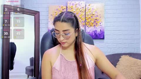 Snapshot of lara_martin chatting on 11/19/25, 07:36 700 200 online show from 11/19/25, 07:36