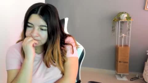 Lara online show from 06/06/26, 03:17
