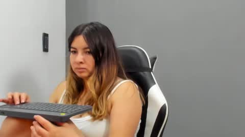 Lara online show from 06/26/26, 04:28