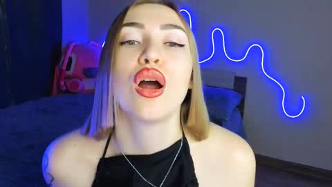 Snapshot of larakrein_lk chatting on 10/13/25, 01:44 LaraKrein lk online show from 10/13/25, 01:44