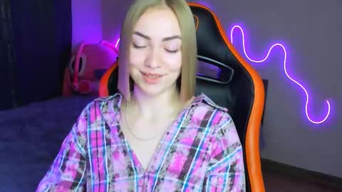 Snapshot of larakrein_lk chatting on 10/16/25, 04:30 LaraKrein lk online show from 10/16/25, 04:30