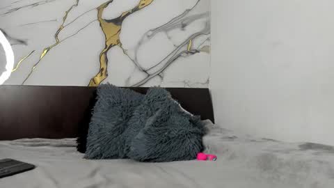 Snapshot of laralmanza chatting on 04/19/26, 01:32 laralmanza online show from 04/19/26, 01:32