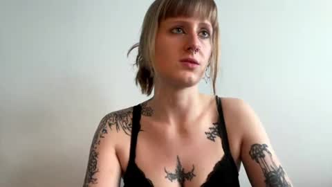 Lara online show from 06/19/26, 04:44