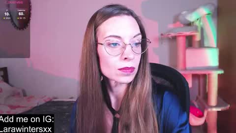 larawinters online show from 10/06/25, 07:44