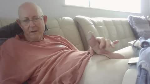 Snapshot of largerthan chatting on 01/15/26, 03:11 largerthan- say hi on entry online show from 01/15/26, 03:11