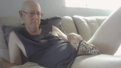 Snapshot of largerthan chatting on 02/15/26, 11:45 largerthan- say hi on entry online show from 02/15/26, 11:45