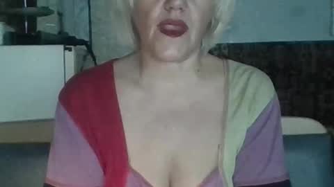 Snapshot of larisaq4ugo24 chatting on 11/23/25, 10:37 larisaq4ugo24 online show from 11/23/25, 10:37