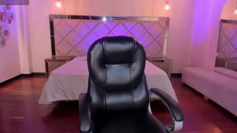 Snapshot of larisasmirnov chatting on 12/17/25, 04:51 Larisa Smirnov online show from 12/17/25, 04:51