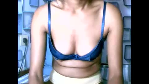 Snapshot of larra27 chatting on 12/20/25, 07:04 Malala online show from 12/20/25, 07:04