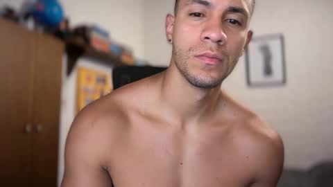 Snapshot of larry_jones chatting on 11/05/25, 01:22 andrew online show from 11/05/25, 01:22