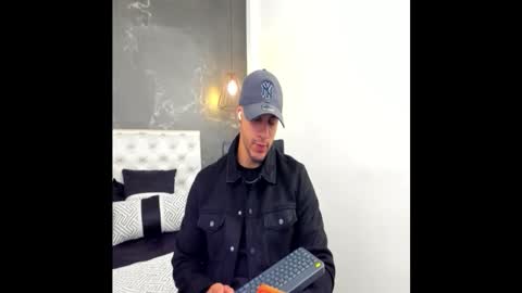 Snapshot of larry_jones chatting on 11/09/25, 01:09 andrew online show from 11/09/25, 01:09