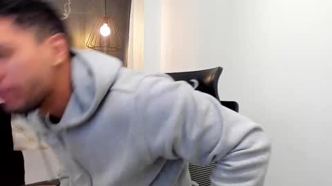 Snapshot of larry_jones chatting on 11/27/25, 01:02 andrew online show from 11/27/25, 01:02