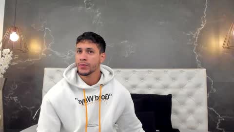 Snapshot of larry_jones chatting on 11/30/25, 01:04 andrew online show from 11/30/25, 01:04