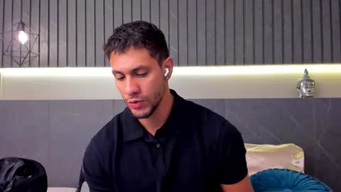 Snapshot of larry_jones chatting on 12/01/25, 01:16 andrew online show from 12/01/25, 01:16