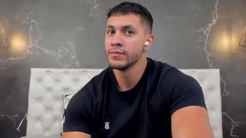 Snapshot of larry_jones chatting on 12/03/25, 01:09 andrew online show from 12/03/25, 01:09