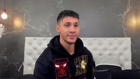 Snapshot of larry_jones chatting on 12/04/25, 01:09 andrew online show from 12/04/25, 01:09