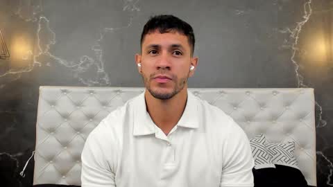 Snapshot of larry_jones chatting on 12/05/25, 01:09 andrew online show from 12/05/25, 01:09