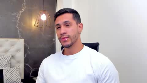 Snapshot of larry_jones chatting on 12/17/25, 01:28 andrew online show from 12/17/25, 01:28