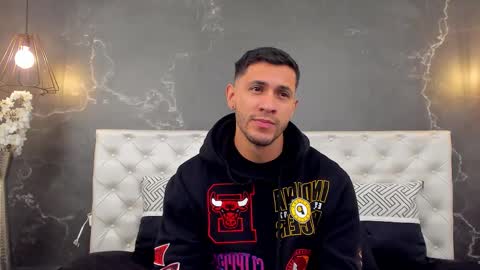 Snapshot of larry_jones chatting on 12/18/25, 01:06 andrew online show from 12/18/25, 01:06