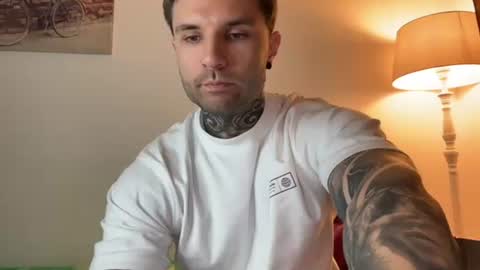 Snapshot of larsskeet chatting on 11/21/25, 02:05 larsskeet online show from 11/21/25, 02:05