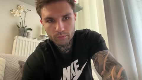 Snapshot of larsskeet chatting on 11/22/25, 01:10 larsskeet online show from 11/22/25, 01:10