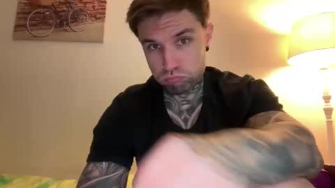 Snapshot of larsskeet chatting on 12/02/25, 02:01 larsskeet online show from 12/02/25, 02:01