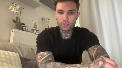 Snapshot of larsskeet chatting on 12/18/25, 10:54 larsskeet online show from 12/18/25, 10:54