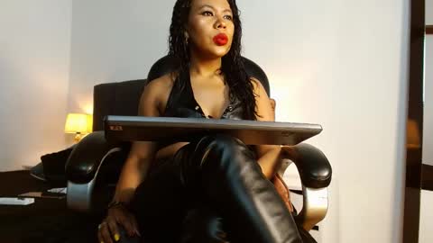 Laryssa online show from 10/02/25, 01:29