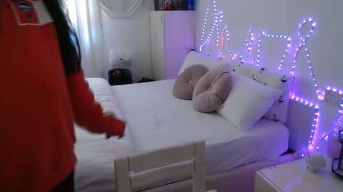 Auri online show from 05/19/26, 09:37