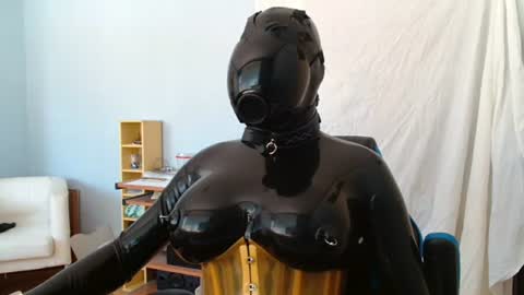Snapshot of latex_doll_iris chatting on 06/16/26, 07:33 Latex Doll Iris online show from 06/16/26, 07:33