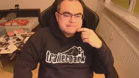 Snapshot of latexboy893 chatting on 11/18/25, 06:56 latexboy893 online show from 11/18/25, 06:56