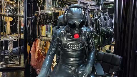 Snapshot of latexlover202 chatting on 01/10/25, 08:37 latexlover202 online show from 01/10/25, 08:37