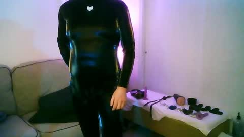 latexminheadroom online show from 12/29/24, 02:27