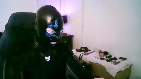 Snapshot of latexminheadroom chatting on 12/17/25, 04:07 latexminheadroom online show from 12/17/25, 04:07